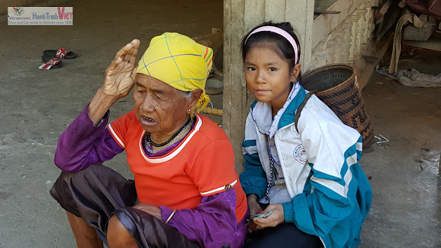 Tham quan làng M'nong trên hồ Lak