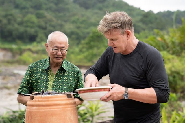 Gordon Ramsay Blusukan, Kena Kotoran Kerbau, hingga 'Tersiksa' Makan Durian di Sumatera Barat Gordon Ramsay Blusukan, Kena Kotoran Kerbau, hingga 'Tersiksa' Makan Durian di Sumatera Barat