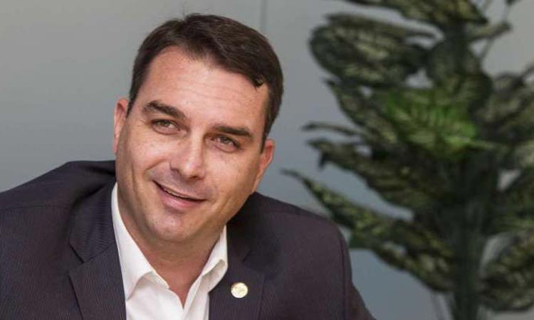 Comprador de imóvel de Flávio Bolsonaro diz ter pago parte em dinheiro