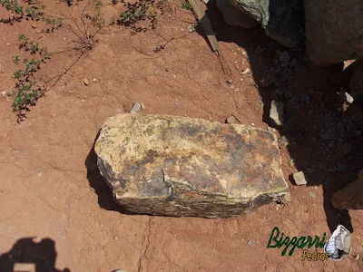 Pedra moledo, tipo chapa de pedra moledo, com espessura de 10 cm a 20 cm, com tamanhos de 50 cm a 1,00 m.