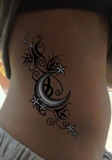 Esta bela tatuagem utiliza uma abundância de tinta branca para criar uma lua crescente enfeitados com desenhos tribais e estrelas brancas.