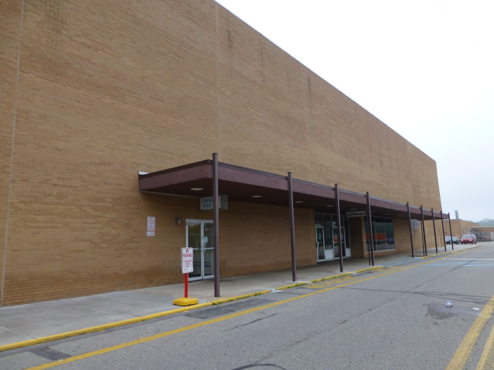 Dead and Dying retail Shenango Valley Mall in Hermitage, Pennsylvania