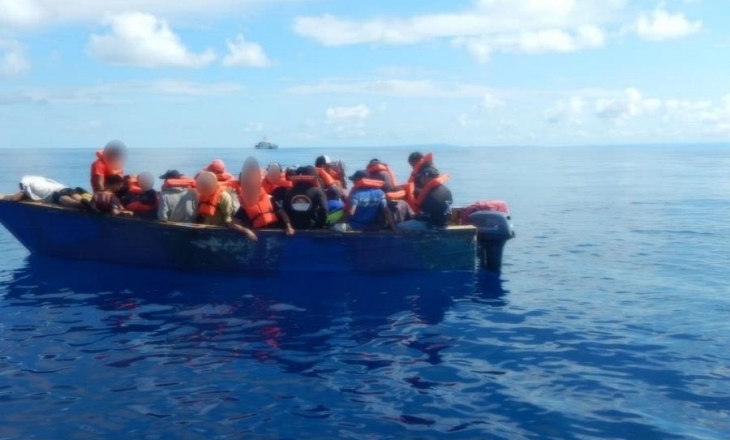 Detienen 69 'yoleros' en viaje ilegal a Puerto Rico yola