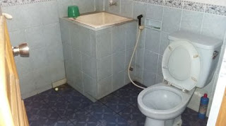 1 kamar mandi dan 1 toilet di lantai 2 1 kamar mandi dan 1 toilet di lantai 2