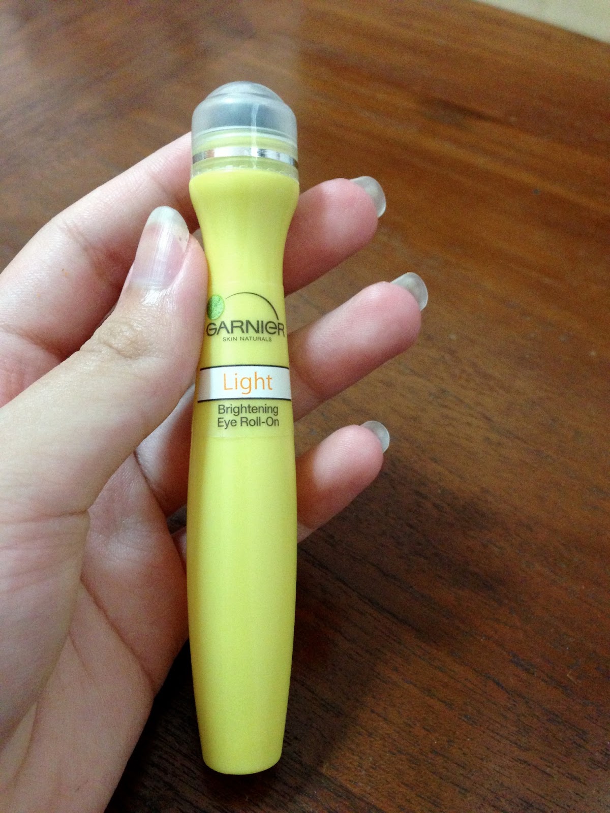 Meow's Review Garnier Light Eye Brightening RollOn