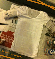 Shirt mit Zeitungspapier Vorbereitung zum Bemalen eines Shirts, Einlegen von Zeitungspapier