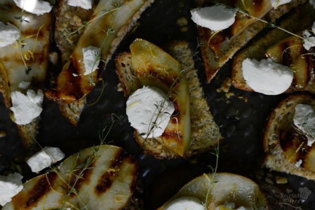 Deliciosas tostadas con peras a la parrilla y queso de cabra