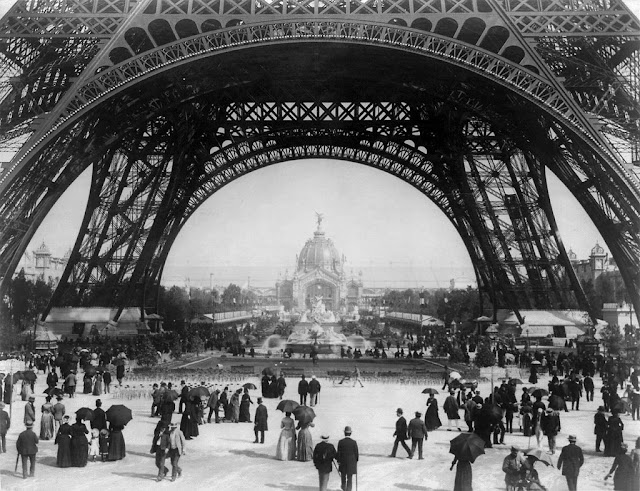 Stunning Image of Eiffel Tower in 1889 