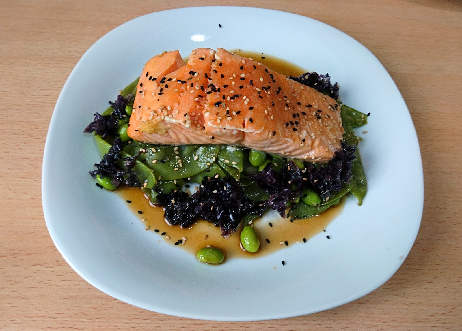Los Fogones de Pistachulín Salmón marinado en miso con tirabeques