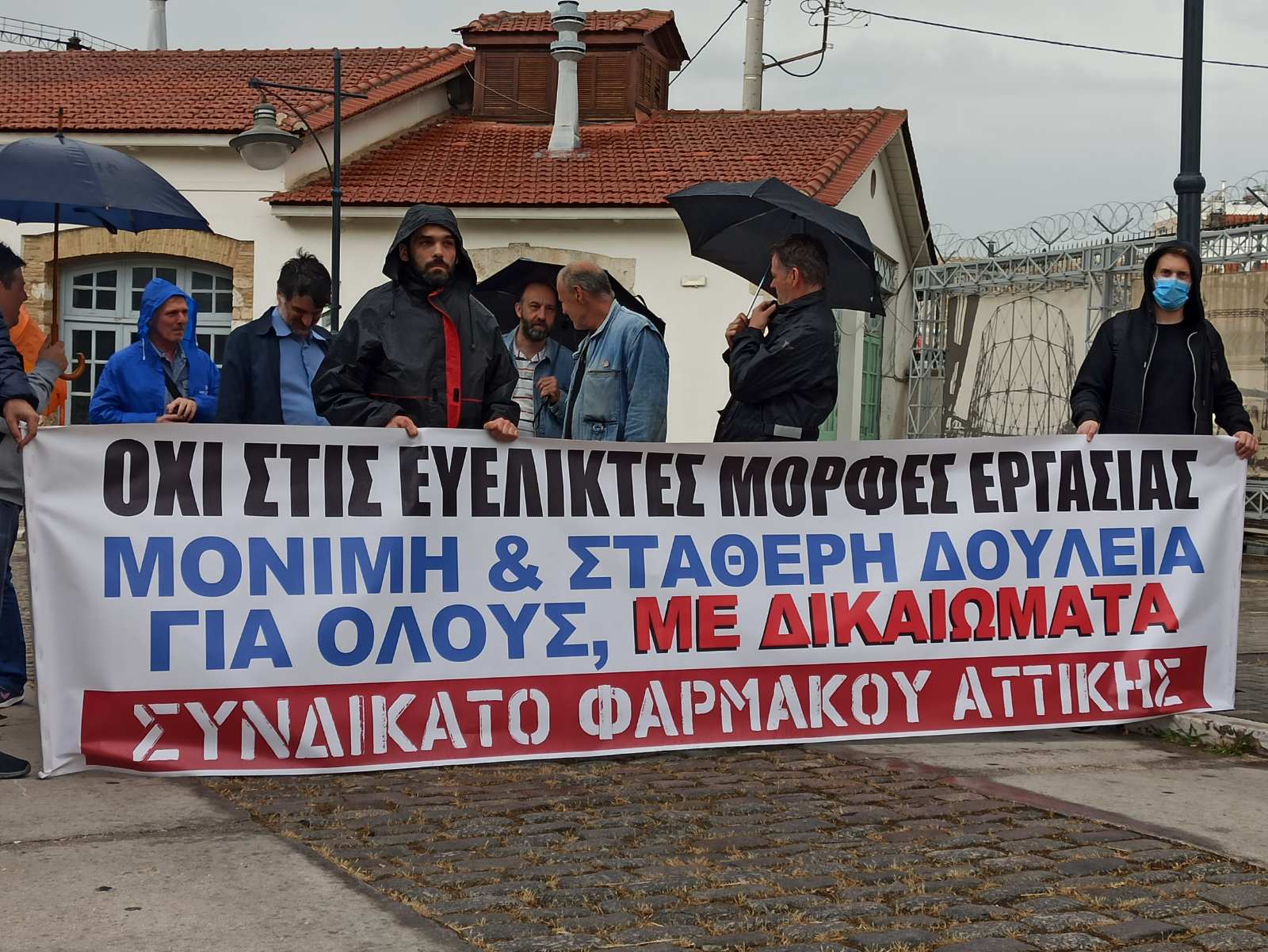 Από την κινητοποίηση στο ΔΣ του δήμου Αθηνών ενάντια στο άνοιγμα των φαρμακοποθηκών τα Σάββατα