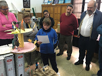 Alumno leyendo texto de la hucha para DOMUND 2016 misiones, misioneros, domund, colegio Juan Pablo II - María Milagrosa, Cádiz