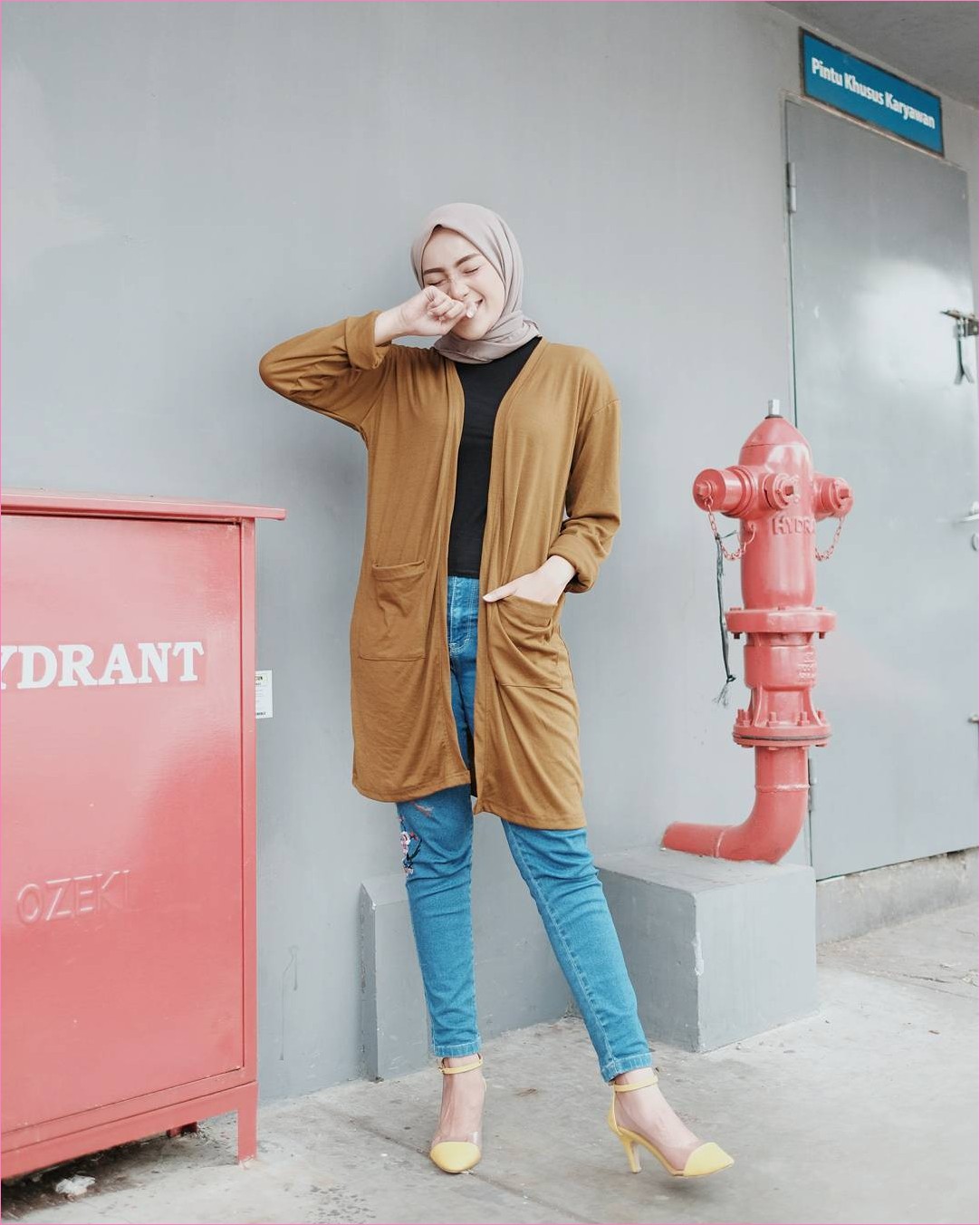 Outfit Baju Hijab Casual Untuk Perempuan Gemuk Ala Selebgram 2018 hijab square polos krem outer coklat emas tua kemeja mangset hitam jeans denim high heels wedges loafers and slip ons lace ups kuning muda gaya casual kain katun sutra rayon ootd outfit 2018 selebgram hydrant merah pompa pintu abu Outfit Baju Hijab Casual Untuk Perempuan Gemuk Ala Selebgram 2018 hijab square polos krem outer coklat emas tua kemeja mangset hitam jeans denim high heels wedges loafers and slip ons lace ups kuning muda gaya casual kain katun sutra rayon ootd outfit 2018 selebgram hydrant merah pompa pintu abu