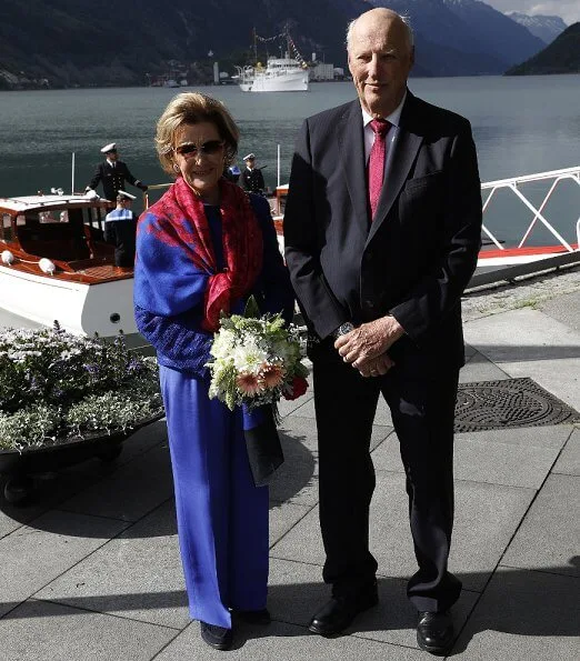 King Harald and Queen Sonja visited Jondal, Odda, Granvin, Ulvik and Askøy municipalities in Hordaland,with the Royal ship