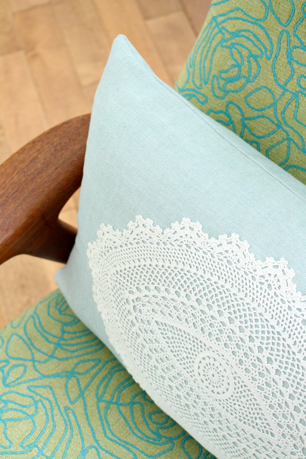 Modern DIY Doily Throw Pillow Dans le Lakehouse