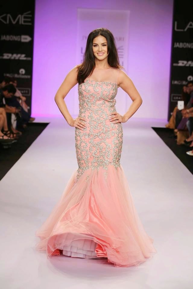 hot-sunny-leone-lakme-fashion-week-ramp-