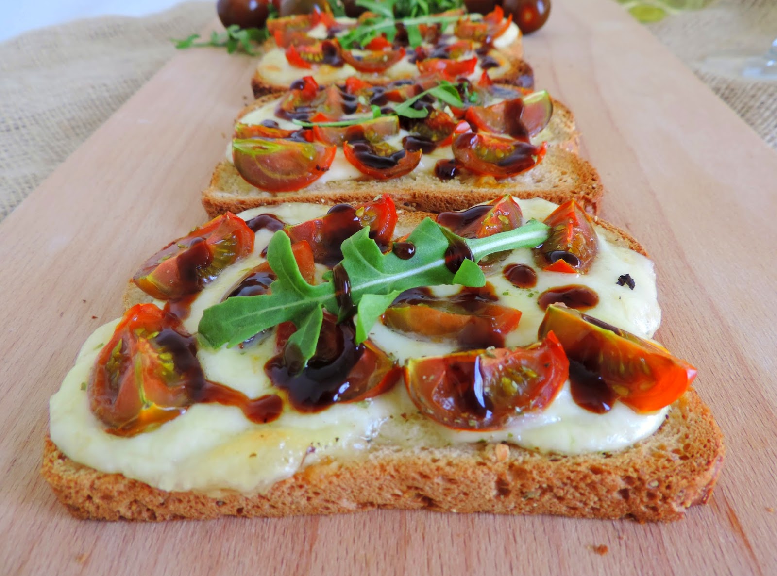 tosta-de-mozzarella-tomate-cherry-vinagre-de-m-dena-y-r-cula