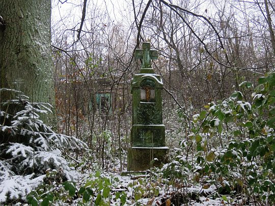 Przydrożny krzyż (z tyłu widać pozostałości starego domu w Jamnej). Przydrożny krzyż (z tyłu widać pozostałości starego domu w Jamnej).