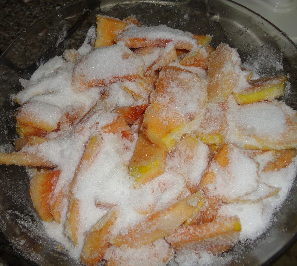 MEMBRILLOS TROCEADOS CUBIERTOS CON UNA CAPA DE AZÚCAR. 