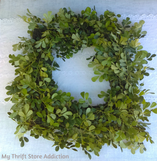 A thrift store boxwood wreath gets a little love and a gorgeous new look with this simple upcycle! mythriftstoreaddiction.blogspot.com Thrift store boxwood wreath upcycle