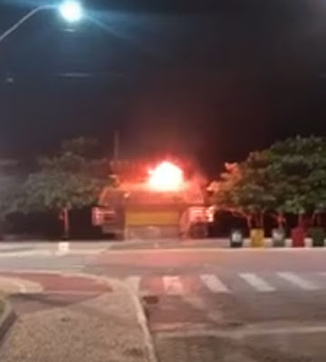 Quiosque pega fogo na Praia do Pecado em Macaé Quiosque pega fogo na Praia do Pecado em Macaé