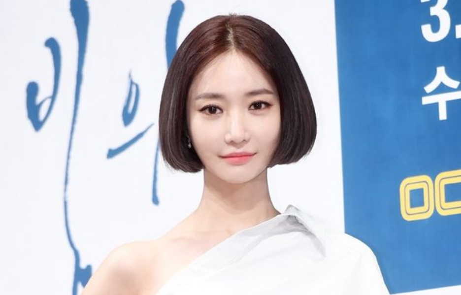 Go Junhee threatens legal action over rumors of being involved with