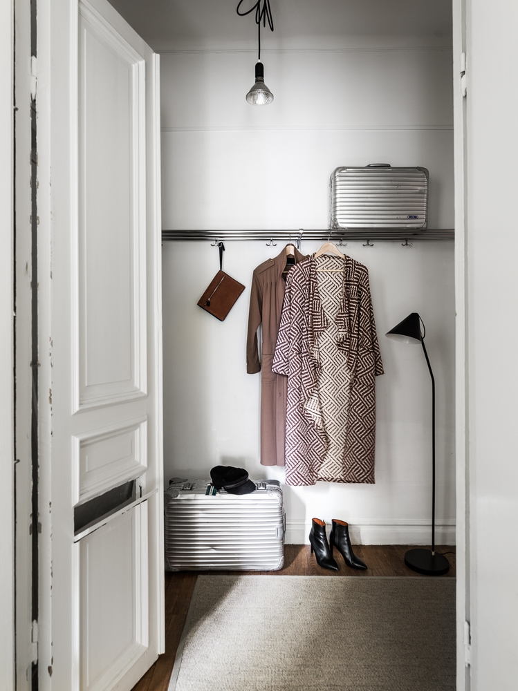 Sobrado de 160 m² em estilo rústico ganha cozinha verde com forno de pizza