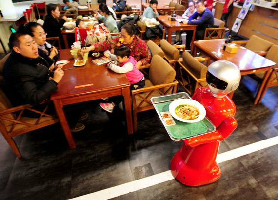 Κίνα: Ρομπότ σερβιτόρος δουλεύει 8ωρη βάρδια σε εστιατόριο