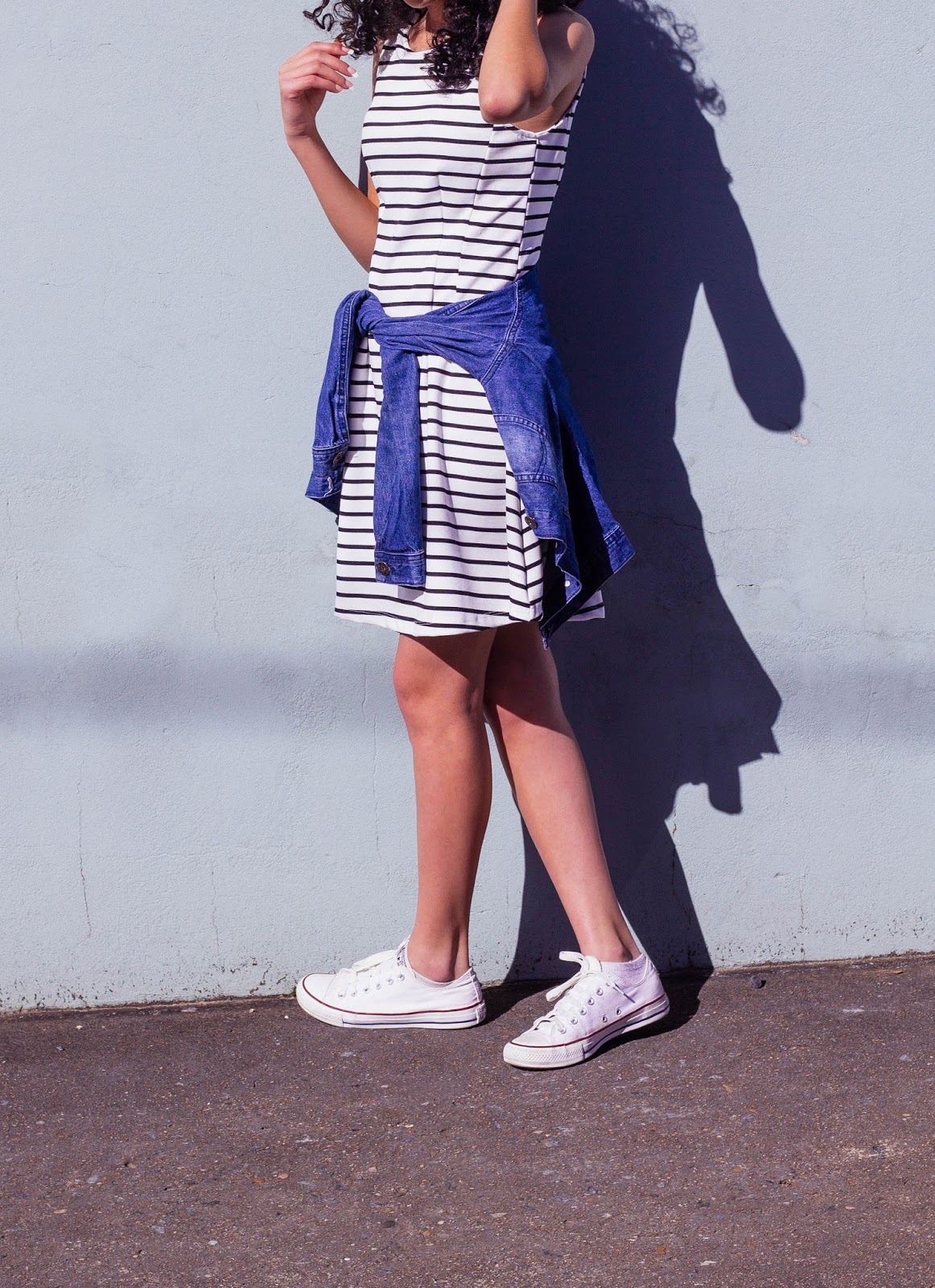 vestido listrado com all star