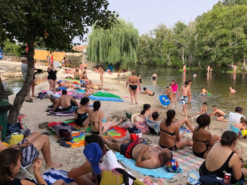 Banhistas a tomar banho no Rio Côa