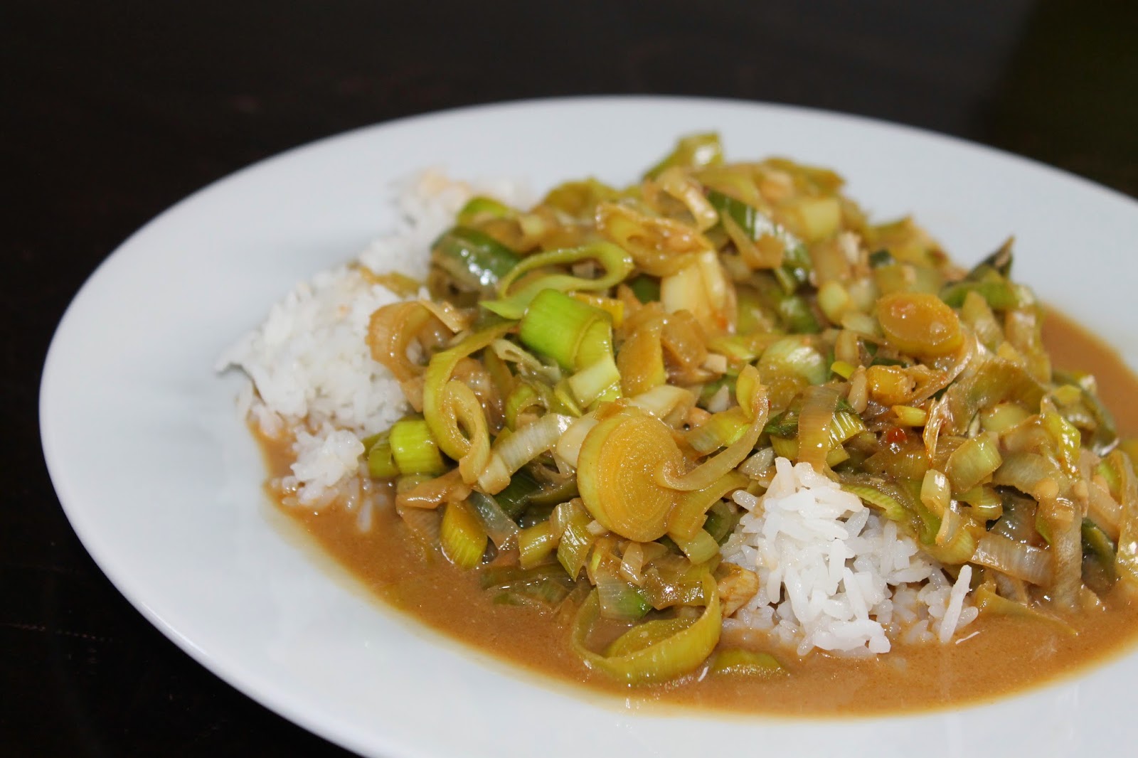 Frau Saltimbocca-Lüdenscheidt: Reis mit Lauch-Erdnuss-Soße