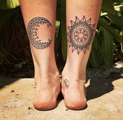 Elementos de mandalas são usadas para criar as imagens de uma lua crescente e um sol em seu usuário bezerros em preto e cinza tatuagem conjunto.