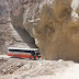Mira como este bus pasa por una de las rutas mortales del Perú