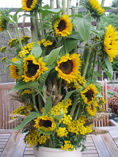 Afbeeldingsresultaat voor bloemstuk met zonnebloemen