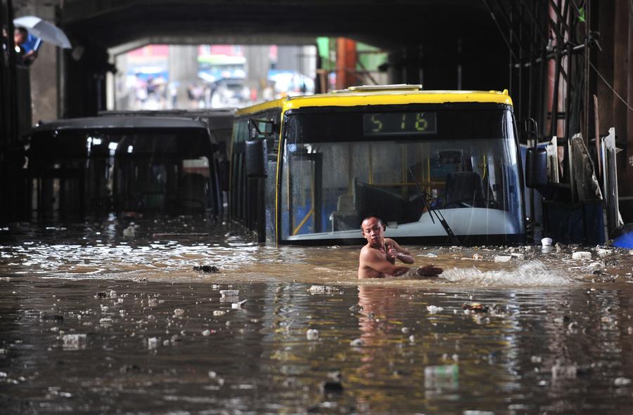 INUNDACIONES EN CHINA DEJAN 186 MUERTOS