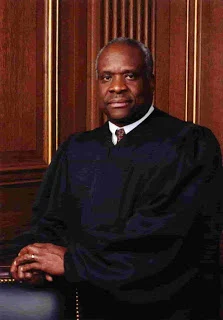 Clarence Thomas hace intervención rara durante los argumentos de la Corte