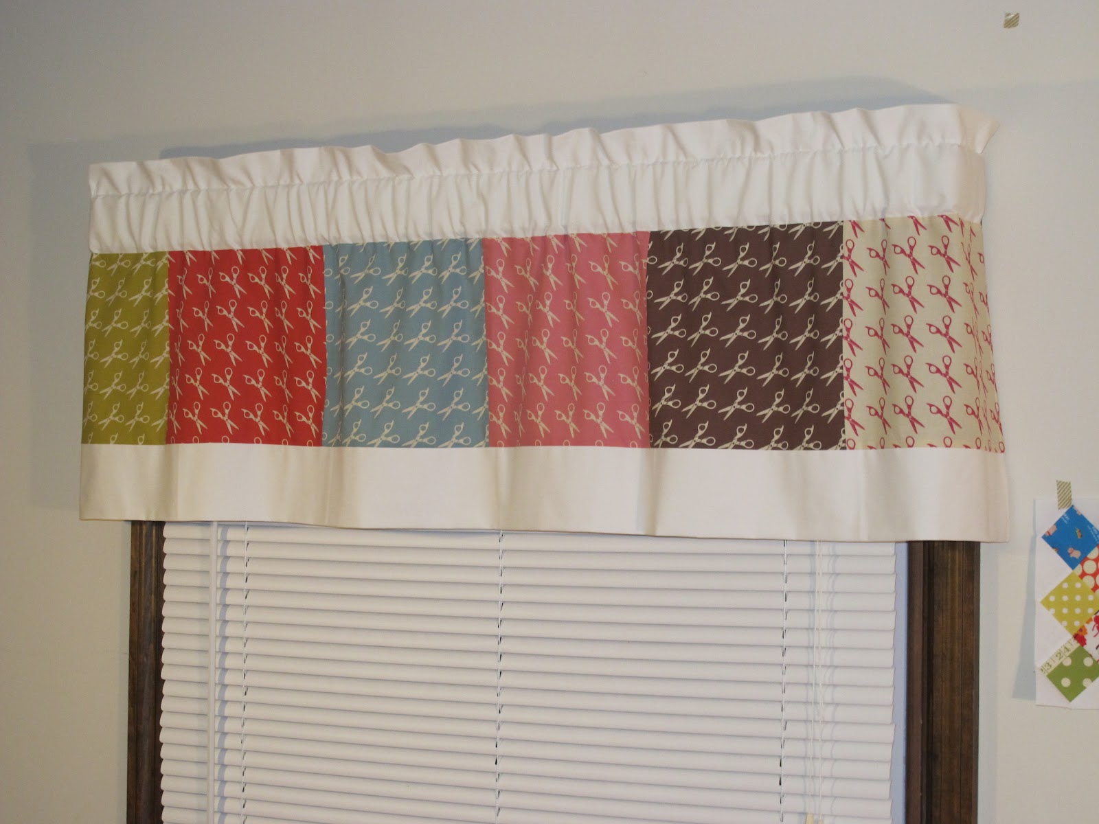 Sew Peachey A sewing room curtain!