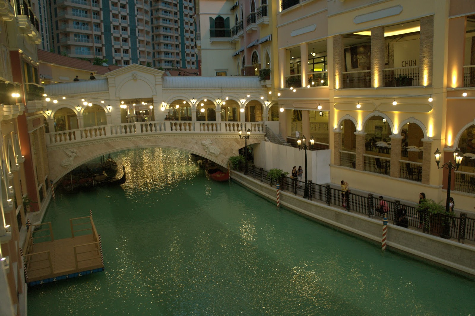 Night lights at the venice piaza grand canal mall free picture for