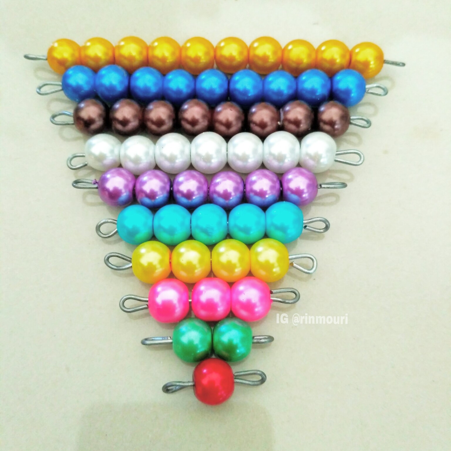 Bilal membantu membuat short beads stair Montessori Alat ini adalah salah satu alat yang digunakan dalam metode Montessori di area matematika