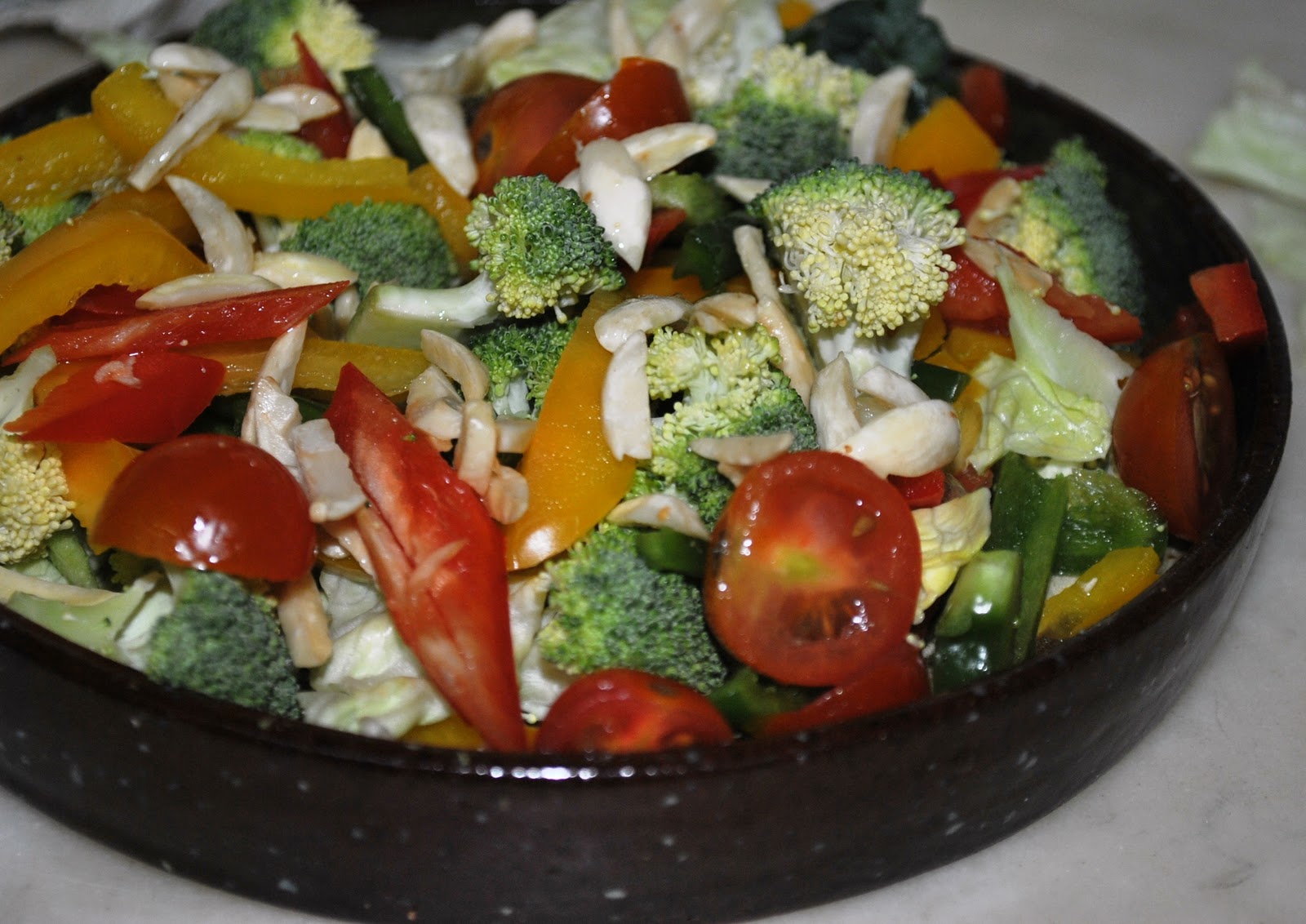 салат с красной рыбкой. постный оливье с грибами. постные салаты на праздничный стол с рыбой. салат с семгой и авокадо. салат руккола черри авокадо семга.