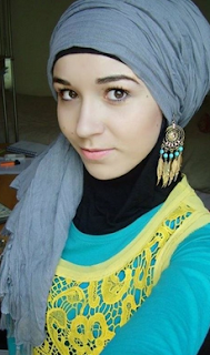 4 Aksesoris Hijab Agar Kamu Tampil Cantik dan Serasi Aksesoris Hijab: Anting Hijab