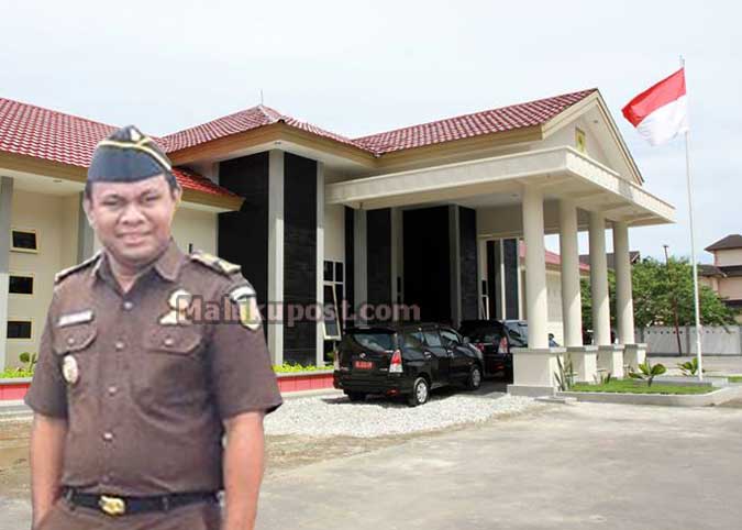 Kadishub Maluku Minta Jaksa Tunda Proses Penyidikan Ambon, Malukupost.com - Kepala Dinas Perhubungan (Kadishub) Maluku, Beny Gazperzs meminta jaksa menunda proses penyidikan atas dirinya dalam kasus dugaan korupsi proyek studi kelayakan pembangunan Bandara Arara di Seram Utara, kecamatan Wahai, Kabupaten Maluku Tengah. "Proses penyidikan tidak dilaksanakan pada 20 Desember 2016 sesuai permintaan Kadishub untuk ditunda karena ada pekerjaan kantor yang tidak bisa ditinggalkan," kata Kacabjari Maluku Tengah di Wahai, Ajid Latuconsina, di Ambon, Selasa (20/12). Kadishub Maluku telah ditetapkan sebagai tersangka sejak 6 Desember 2016, dalam kasus dugaan korupsi dana studi kelayakan pembangunan Bandara Arara di kecamatan Wahai tahun anggaran 2015 senilai Rp800 juta.