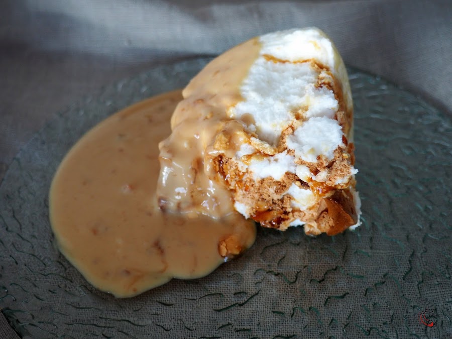 Pastel de espumas, a base de merengue cocido con caramelo y una crema de turrón de Jijona para acompañar