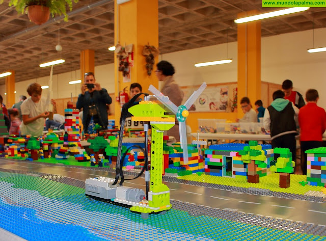 Un centenar de niños y adolescentes participaron en los talleres de robótica educativa para crear ciudades inteligentes