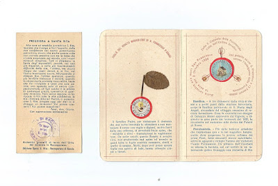 Raccolta di antichi santini, libri di preghiere e oggetti devozionali Raccolta di antichi santini, libri di preghiere e oggetti devozionali
