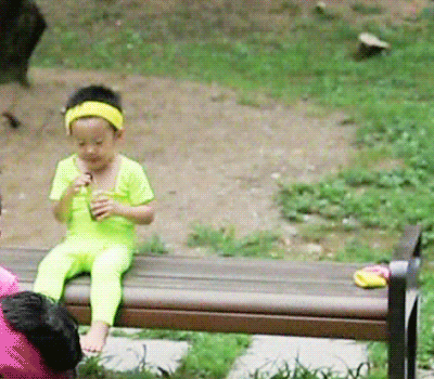 [슈퍼맨이돌아왔다] 형아가 아령들 때 뒤에서 딸기쥬스 홀짝홀짝 마시던 이서준 연두회원님.jpgif | 인스티즈