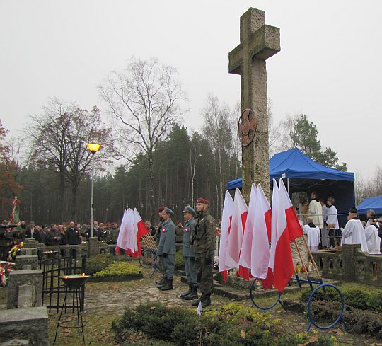 Krzyż upamiętniający poległych w boju 44 legionistów Józefa Piłsudskiego. Krzyż upamiętniający poległych w boju 44 legionistów Józefa Piłsudskiego.