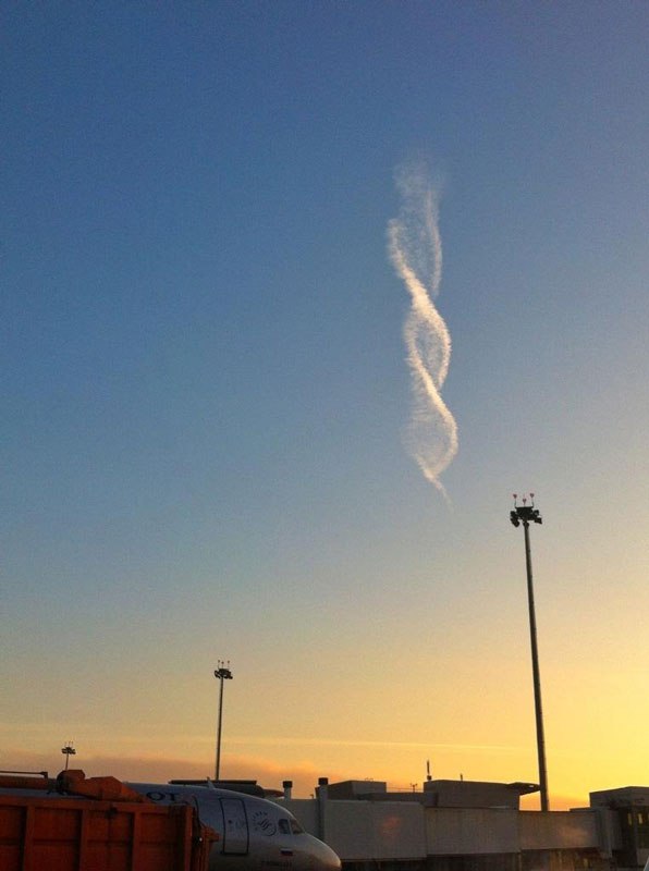 https://4.bp.blogspot.com/-PiqLLUEpqUU/VzsqWRVxt8I/AAAAAAAAJUg/7D7xiihaVSEh5oiZB0fR7qPVsEha3rggQCLcB/s1600/double-helix-cloud-contrail-spotted-near-moscow-russia-december-24-2012-2.jpg