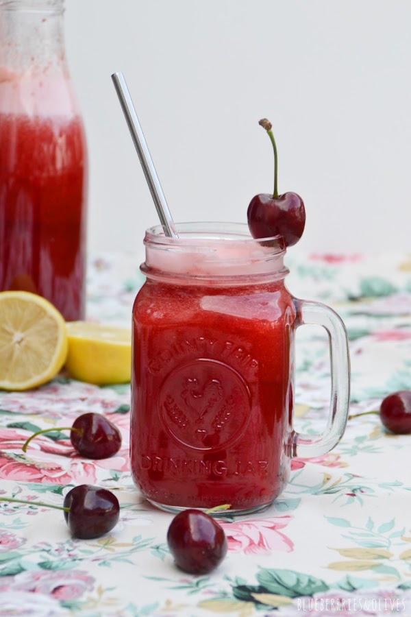 LIMONADA DE CEREZAS EN JARRA CRISTAL, BOTELLA CRISTAL Y MANTEL DE FLORES