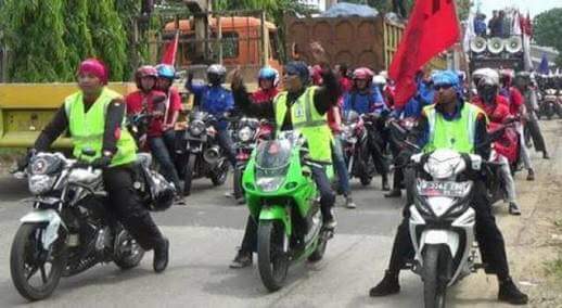 Kumpulan Foto: Buruh Ikut Demo Sambil Tunggangi Honda CBR dan Yamaha NMAX