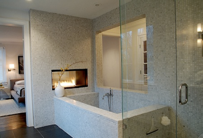 Decoración de interiores: Decoración de Baño con espectacular chimenea